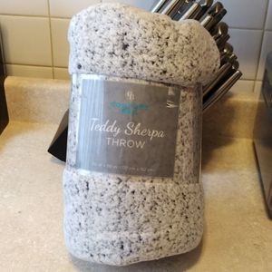NWT Teddy Sherpa Throw
